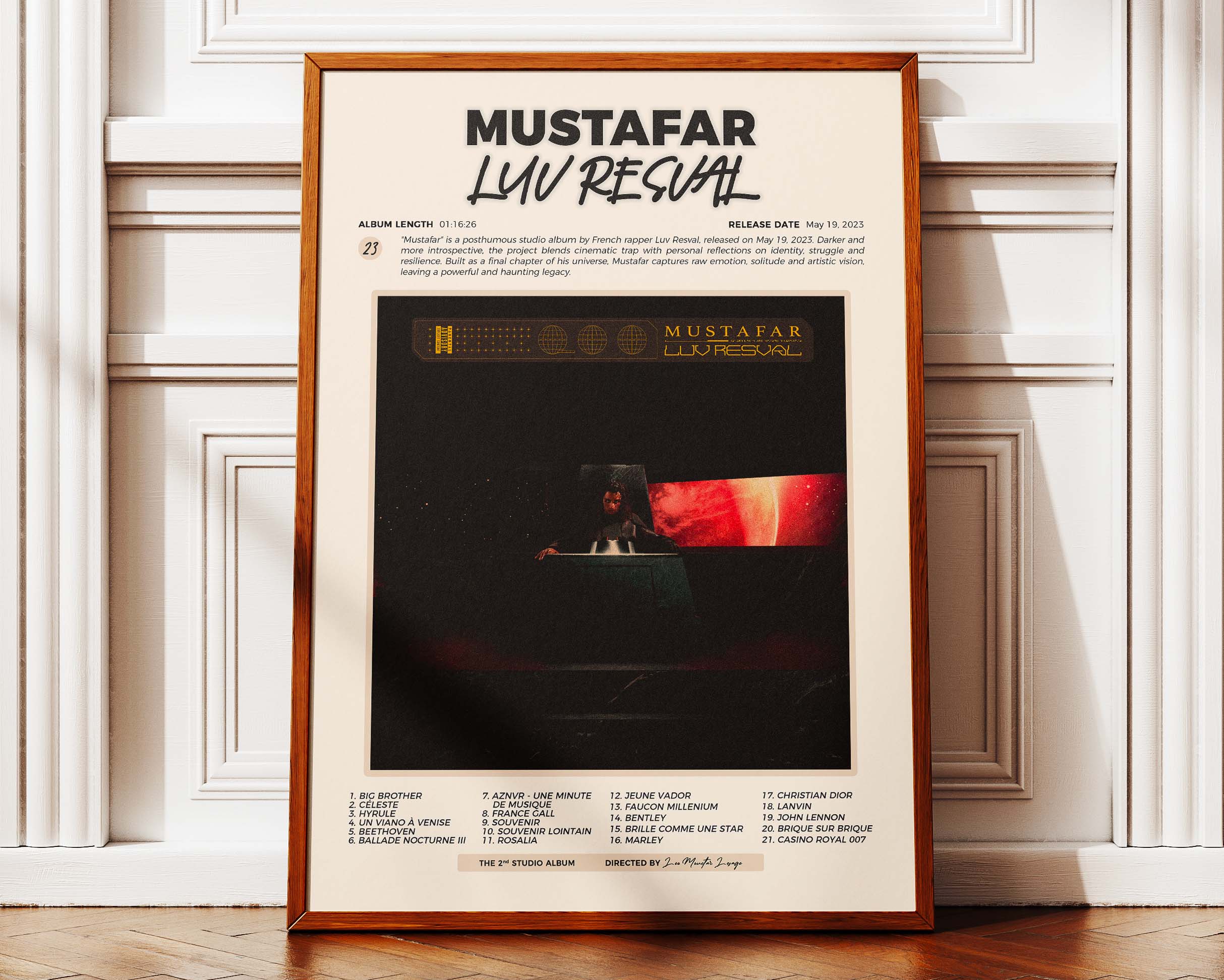 Poster minimaliste encadré de Luv Resval Mustafar posé contre un mur bien visible, décoration rap épique.