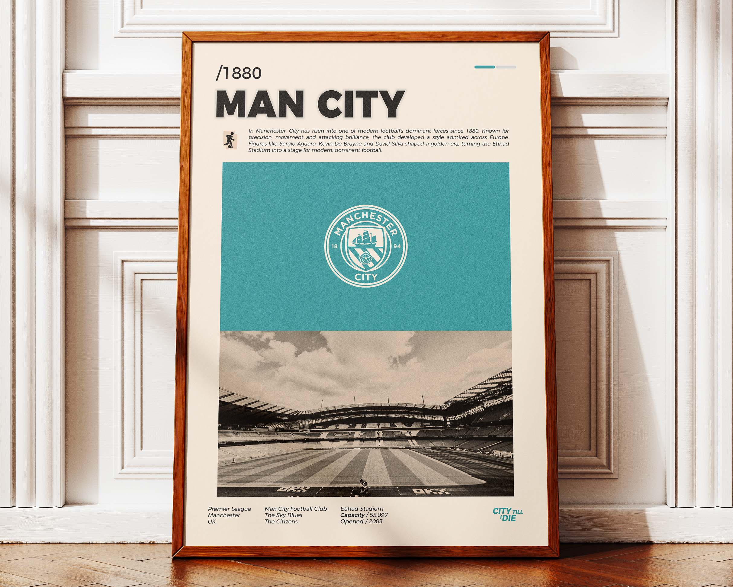 Poster minimaliste encadré de Manchester City posé contre un mur bien visible, décoration sportive moderne et élégante.