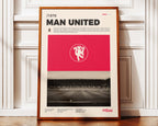 Poster minimaliste encadré de Manchester United posé contre un mur bien visible, décoration sportive anglaise et moderne.