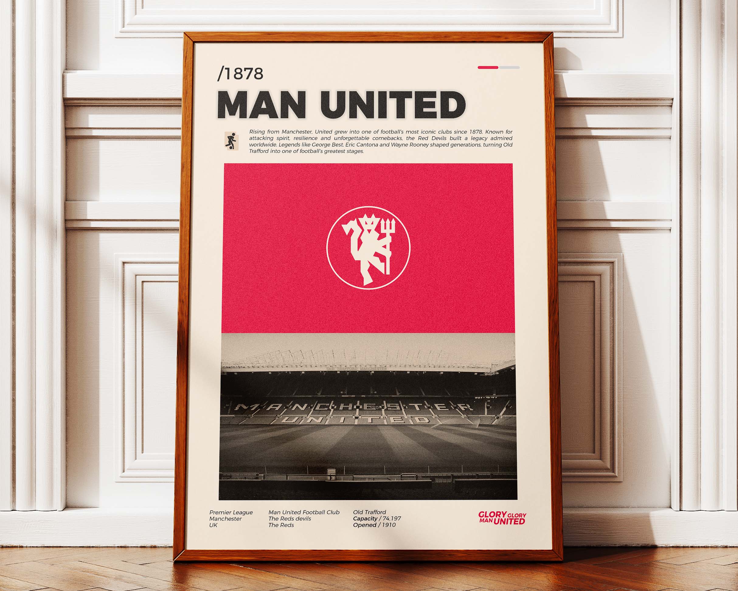 Poster minimaliste encadré de Manchester United posé contre un mur bien visible, décoration sportive anglaise et moderne.