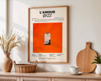 Affiche de Disiz accrochée au-dessus d'un buffet en bois, décoration murale harmonieuse avec accessoires de maison naturels et épurés.