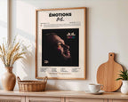 Affiche de Jul accrochée au-dessus d'un buffet en bois, décoration murale harmonieuse avec accessoires de maison naturels et épurés.