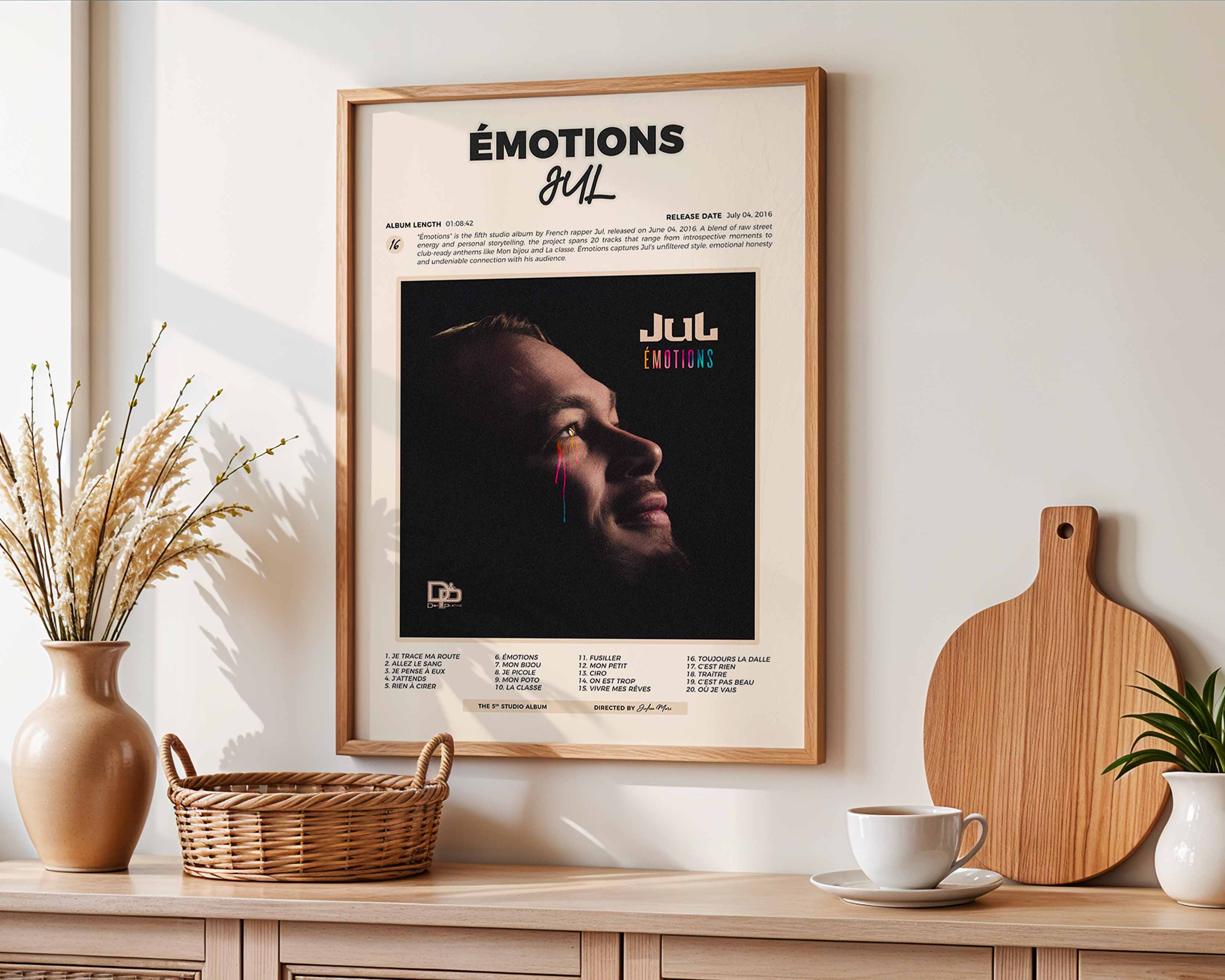 Affiche de Jul accrochée au-dessus d'un buffet en bois, décoration murale harmonieuse avec accessoires de maison naturels et épurés.