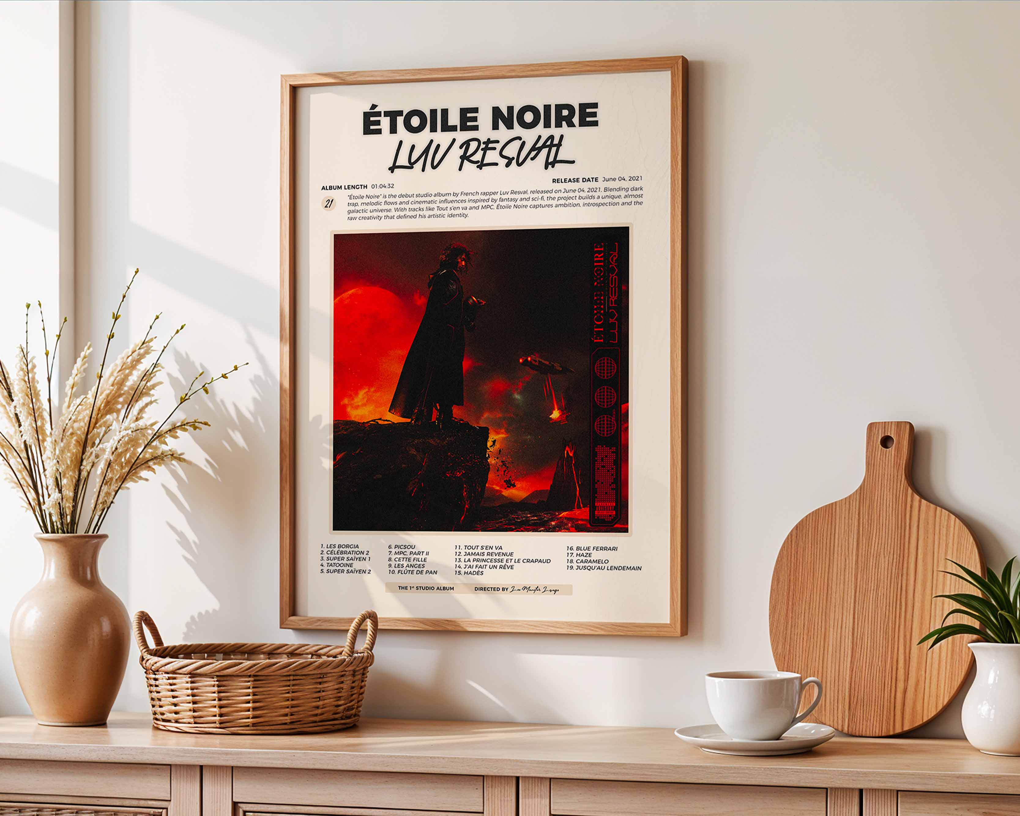 Affiche de Luv Resval accrochée au-dessus d'un buffet en bois, décoration murale harmonieuse avec accessoires de maison naturels et épurés.