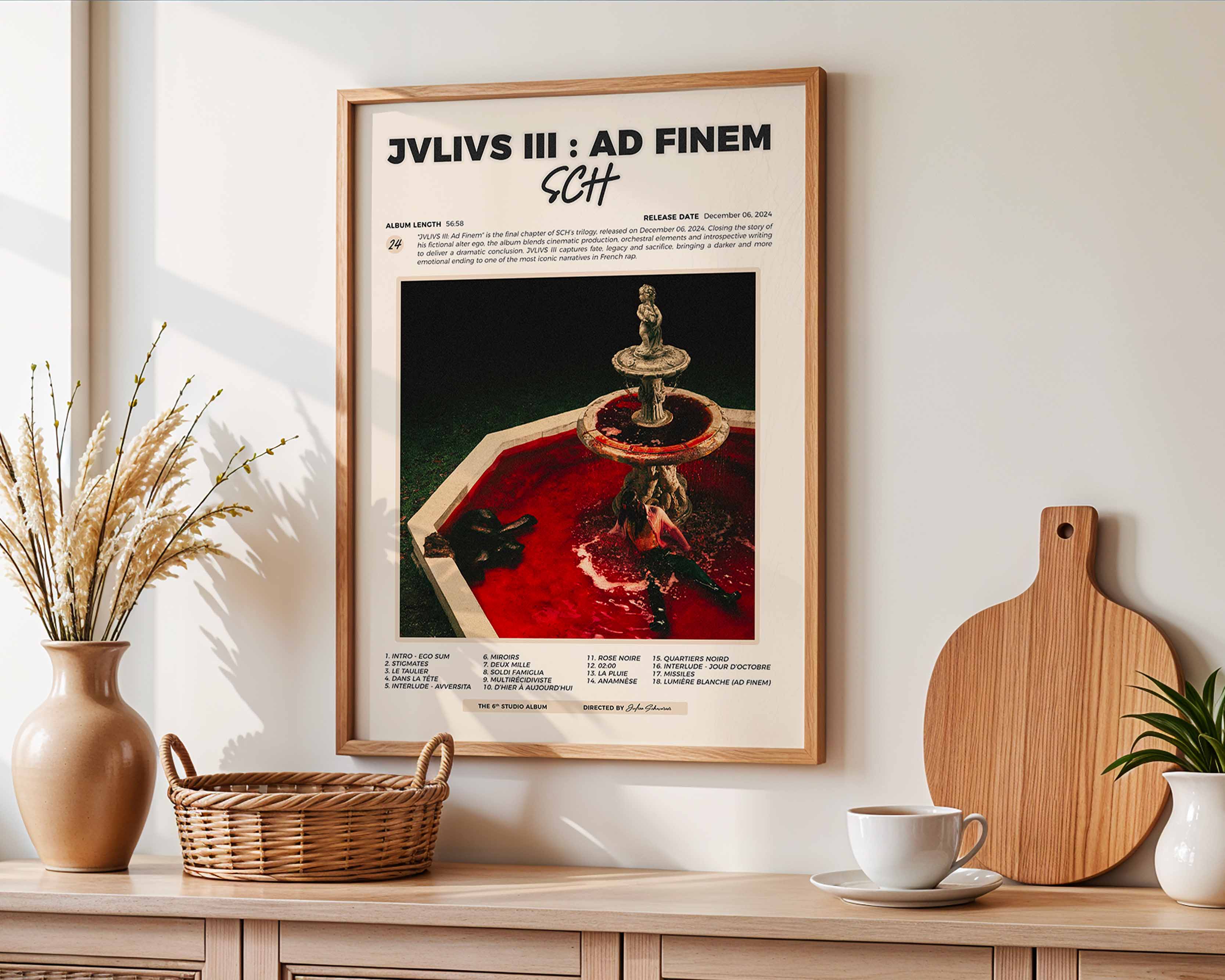 Affiche de SCH accrochée au-dessus d'un buffet en bois, décoration murale harmonieuse avec accessoires de maison naturels et épurés.