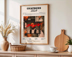 Affiche de Zola accrochée au-dessus d'un buffet en bois, décoration murale harmonieuse avec accessoires de maison naturels et épurés.
