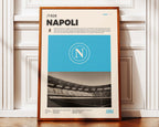 Poster minimaliste de l'affiche Napoli posé contre un mur, esprit du Stade Diego Armando Maradona.