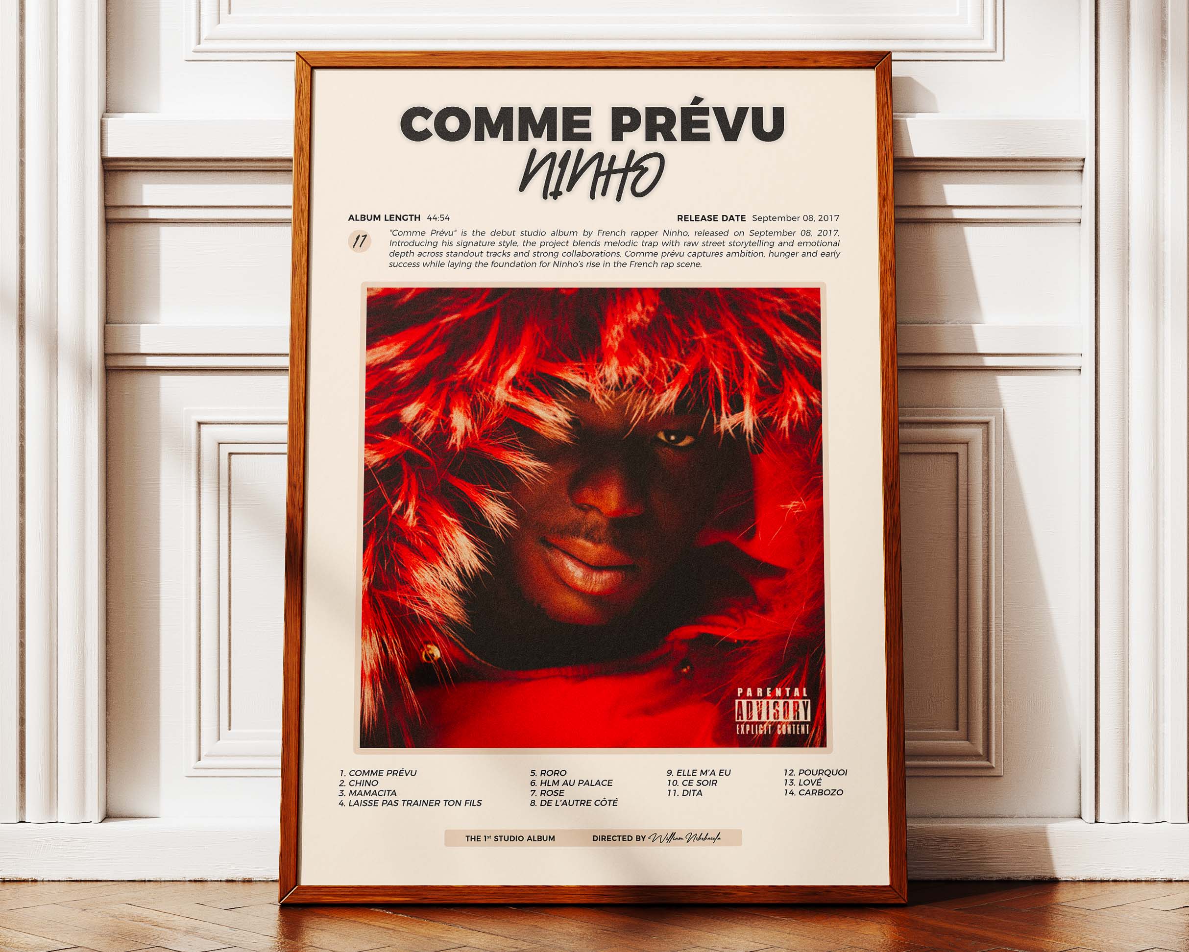 Poster minimaliste encadré de Ninho Comme Prevu posé contre un mur bien visible, décoration rap moderne.