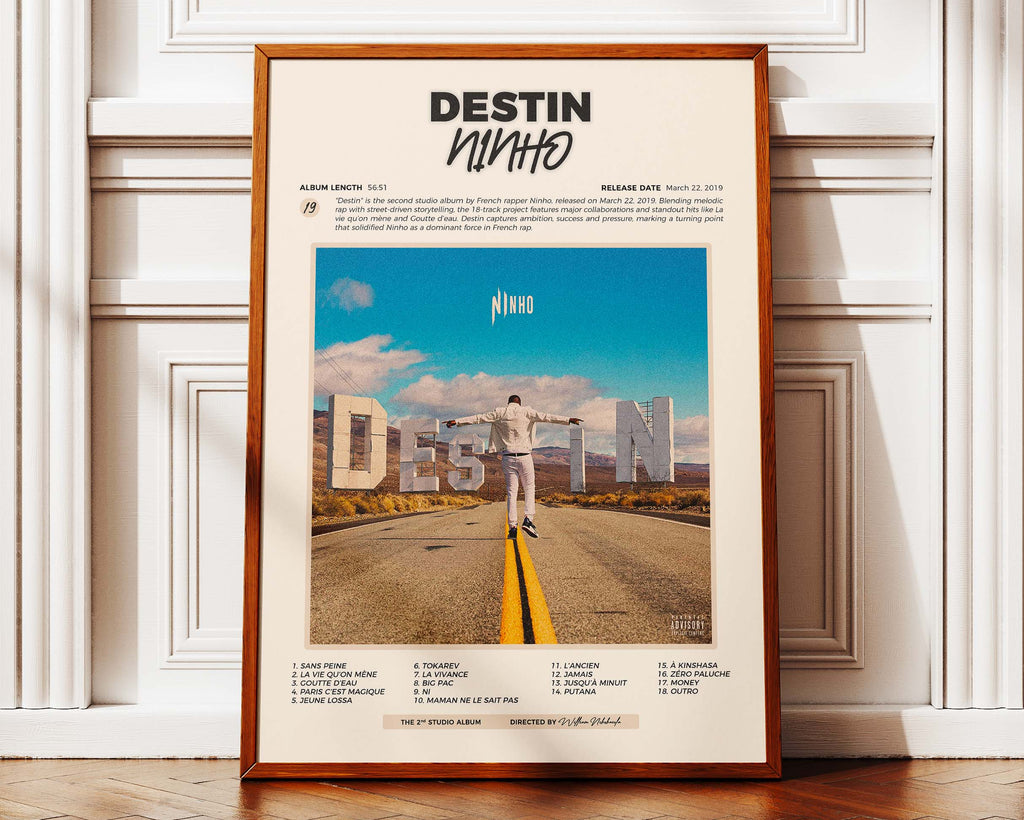 Poster minimaliste encadré de Ninho Destin posé contre un mur bien visible, décoration rap moderne et chic.