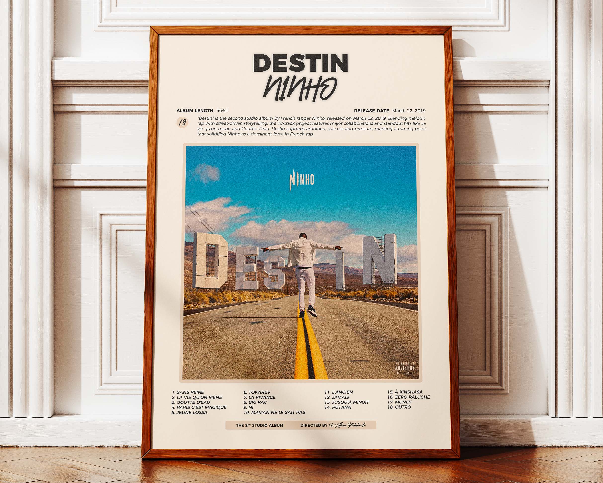 Poster minimaliste encadré de Ninho Destin posé contre un mur bien visible, décoration rap moderne et chic.