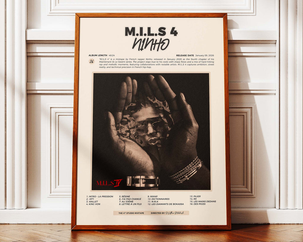 Poster minimaliste encadré de Ninho M.I.L.S 4 posé contre un mur bien visible, décoration rap moderne.