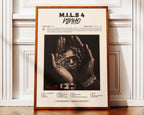 Poster minimaliste encadré de Ninho M.I.L.S 4 posé contre un mur bien visible, décoration rap moderne.