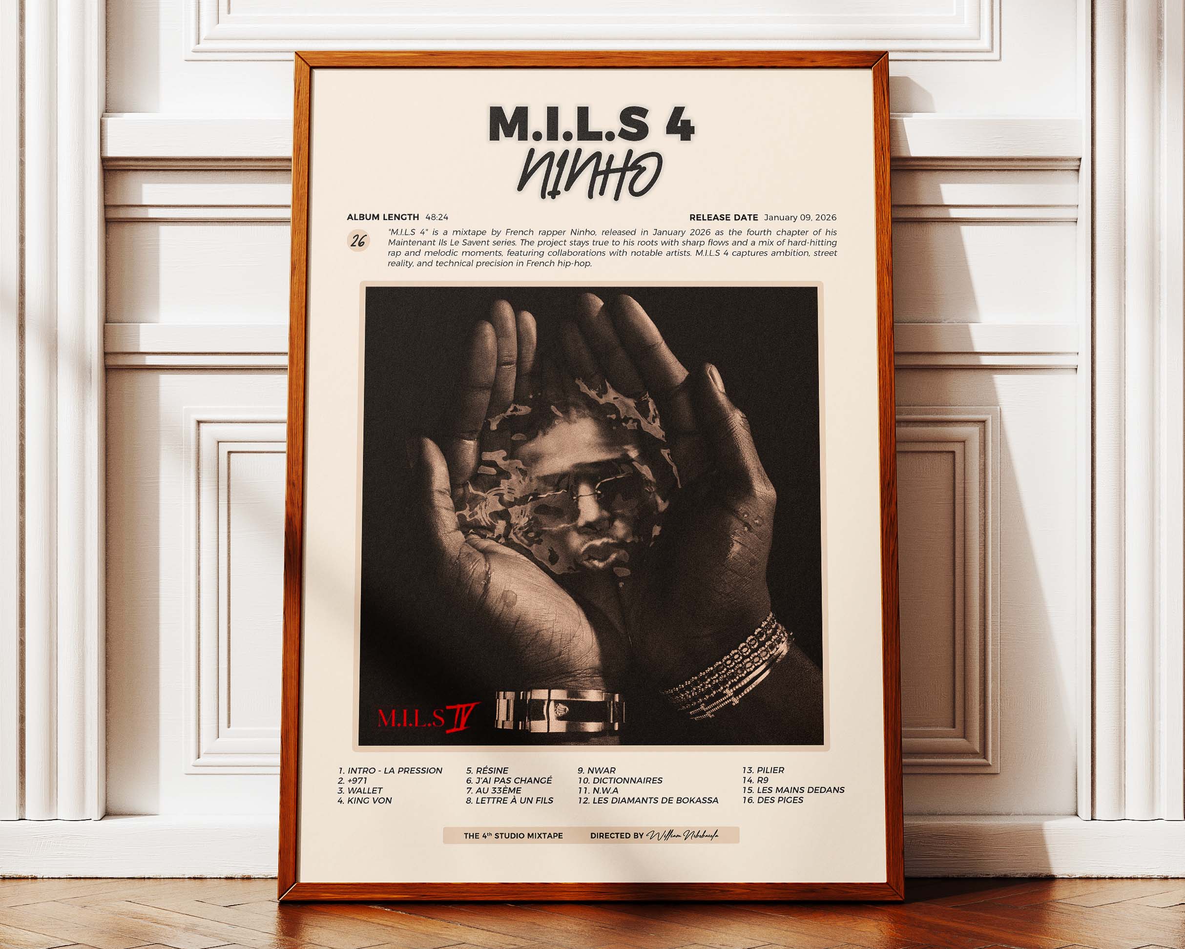 Poster minimaliste encadré de Ninho M.I.L.S 4 posé contre un mur bien visible, décoration rap moderne.