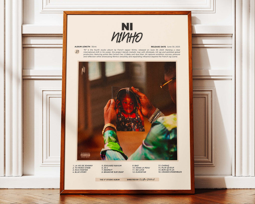 Poster minimaliste encadré de Ninho NI posé contre un mur bien visible, décoration rap moderne et sobre.
