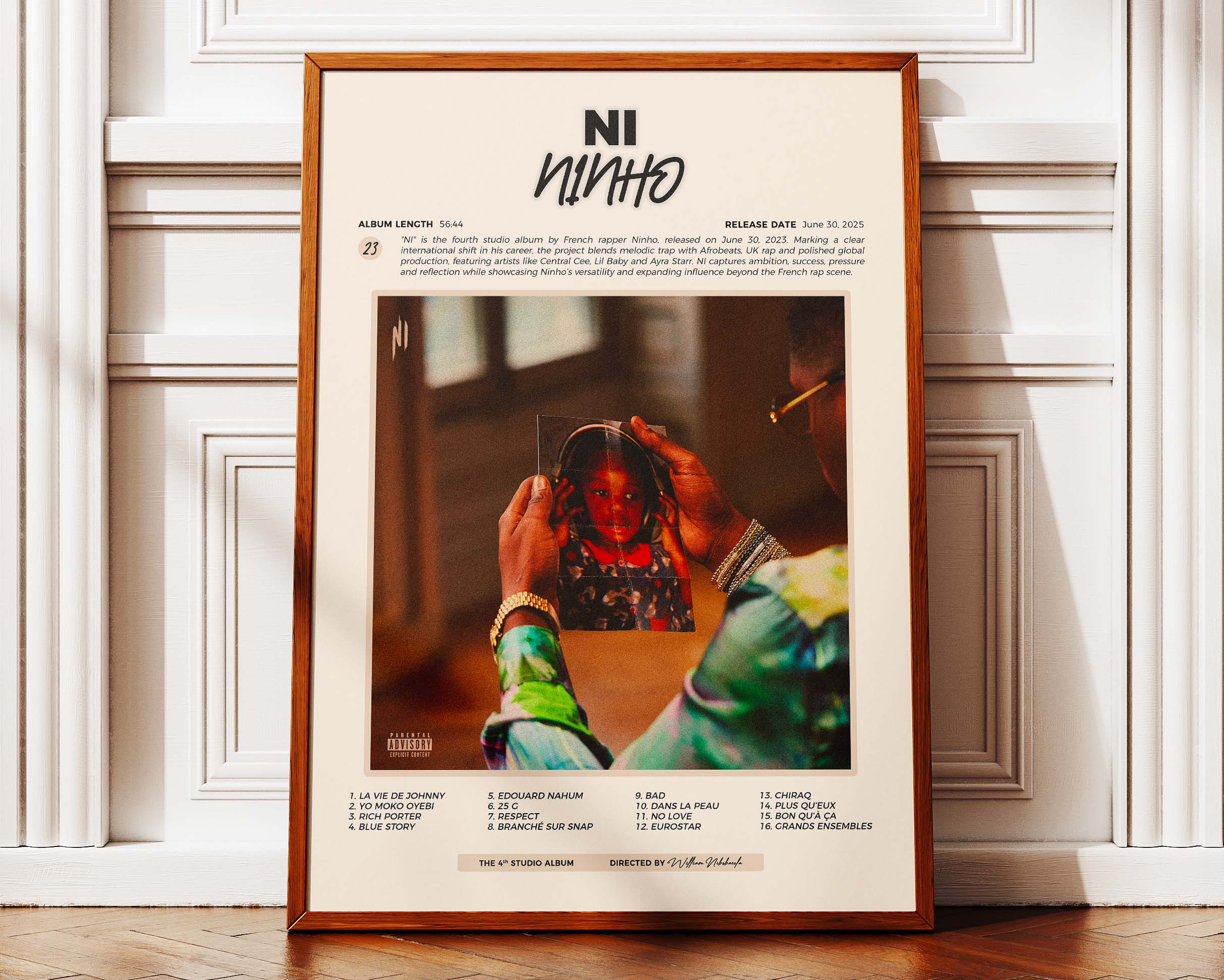 Poster minimaliste encadré de Ninho NI posé contre un mur bien visible, décoration rap moderne et sobre.
