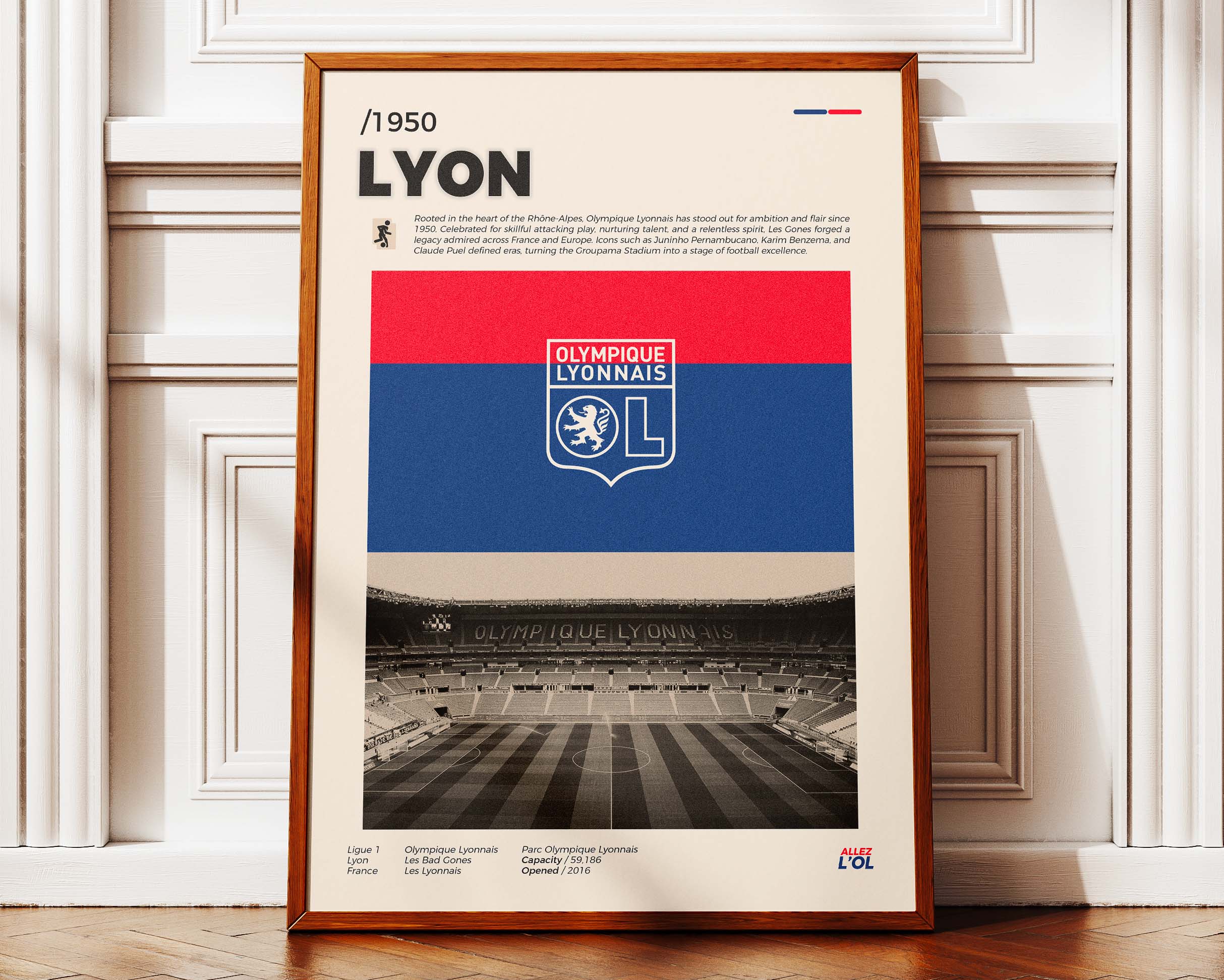 Poster minimaliste de l'affiche OL posé contre un mur, esprit Groupama Stadium et design contemporain.
