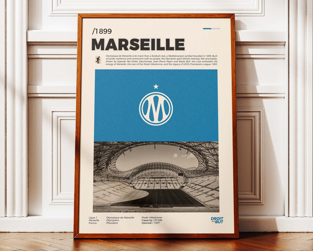Poster minimaliste encadré de l'OM posé contre un mur bien visible, décoration sportive méditerranéenne et moderne.