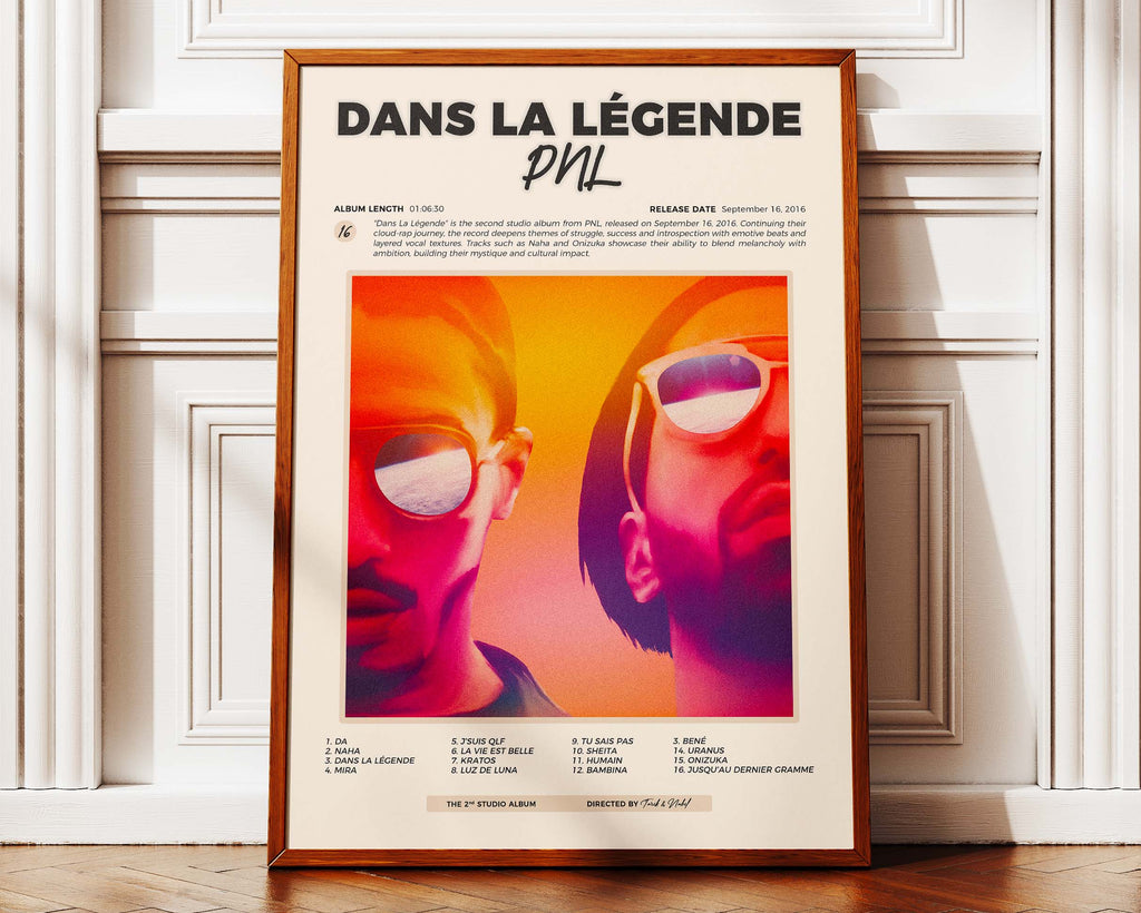 Poster minimaliste encadré de PNL Dans la légende posé contre un mur bien visible, décoration cloud rap moderne.