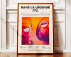 Poster minimaliste encadré de PNL Dans la légende posé contre un mur bien visible, décoration cloud rap moderne.