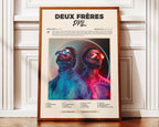 Poster minimaliste encadré de PNL Deux Frères posé contre un mur bien visible, décoration urbaine moderne.