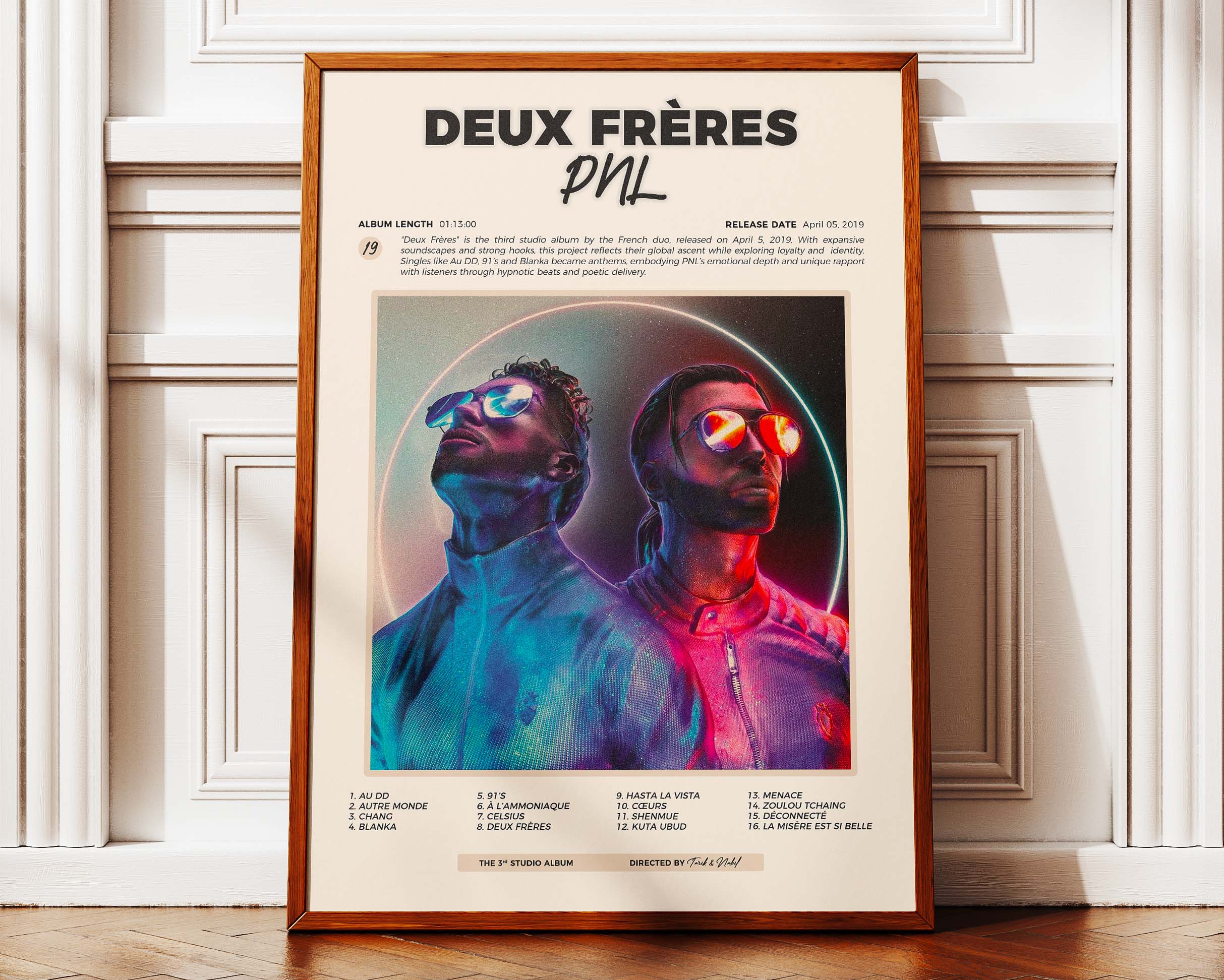 Poster minimaliste encadré de PNL Deux Frères posé contre un mur bien visible, décoration urbaine moderne.