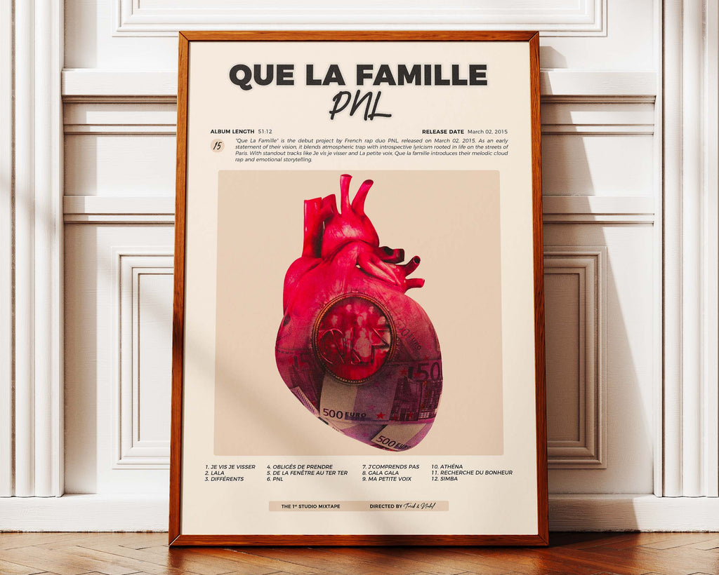 Poster minimaliste encadré de PNL Que la famille posé contre un mur bien visible, décoration rap vintage.