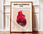 Poster minimaliste encadré de PNL Que la famille posé contre un mur bien visible, décoration rap vintage.