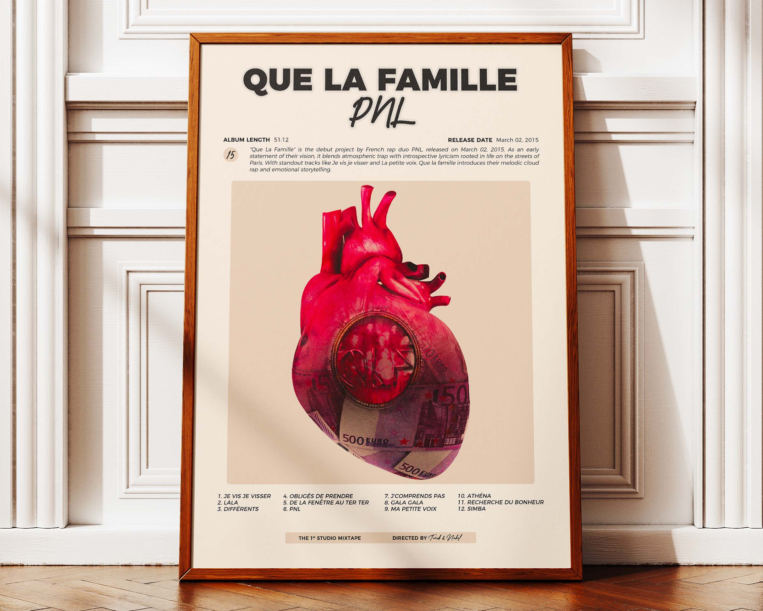 Poster minimaliste encadré de PNL Que la famille posé contre un mur bien visible, décoration rap vintage.