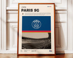 Poster minimaliste encadré du PSG posé contre un mur bien visible, décoration sportive chic et moderne.