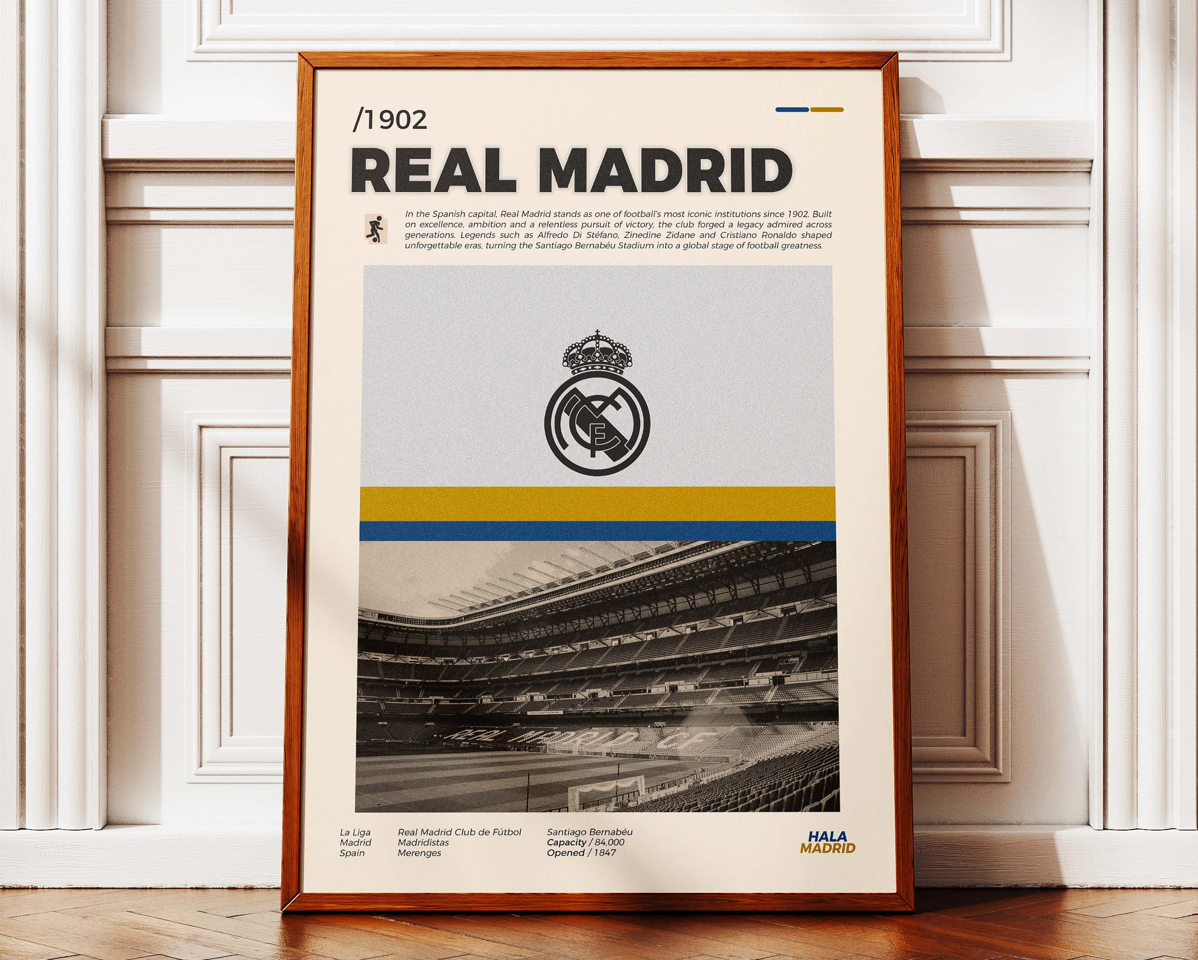 Poster minimaliste encadré du Real Madrid posé contre un mur bien visible, décoration sportive élégante et moderne.