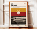 Poster minimaliste de l'affiche AS Roma posé contre un mur, esprit du Stadio Olimpico et design épuré.
