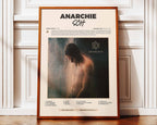 Poster minimaliste encadré de SCH Anarchie posé contre un mur bien visible, décoration urbaine élégante.
