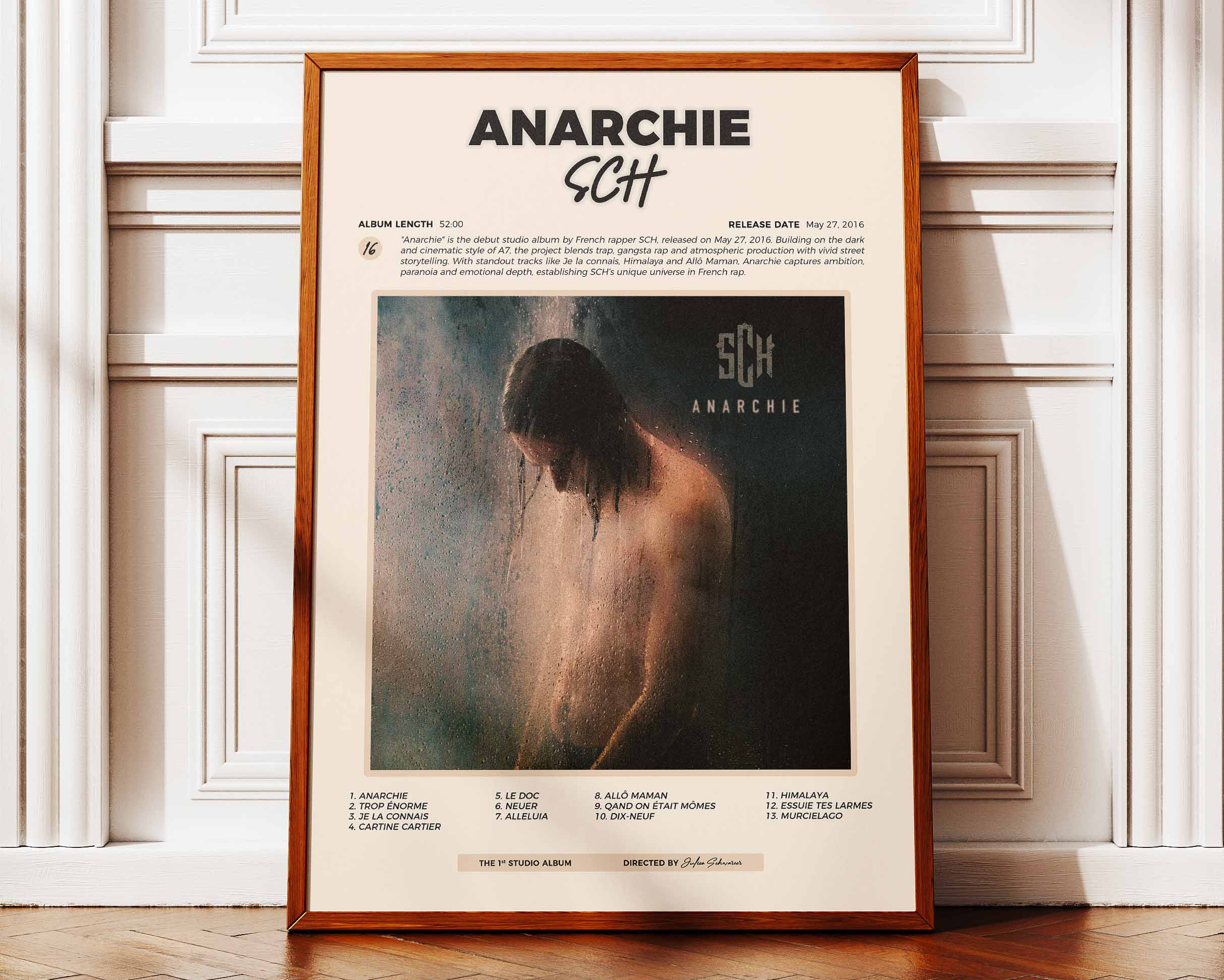 Poster minimaliste encadré de SCH Anarchie posé contre un mur bien visible, décoration urbaine élégante.