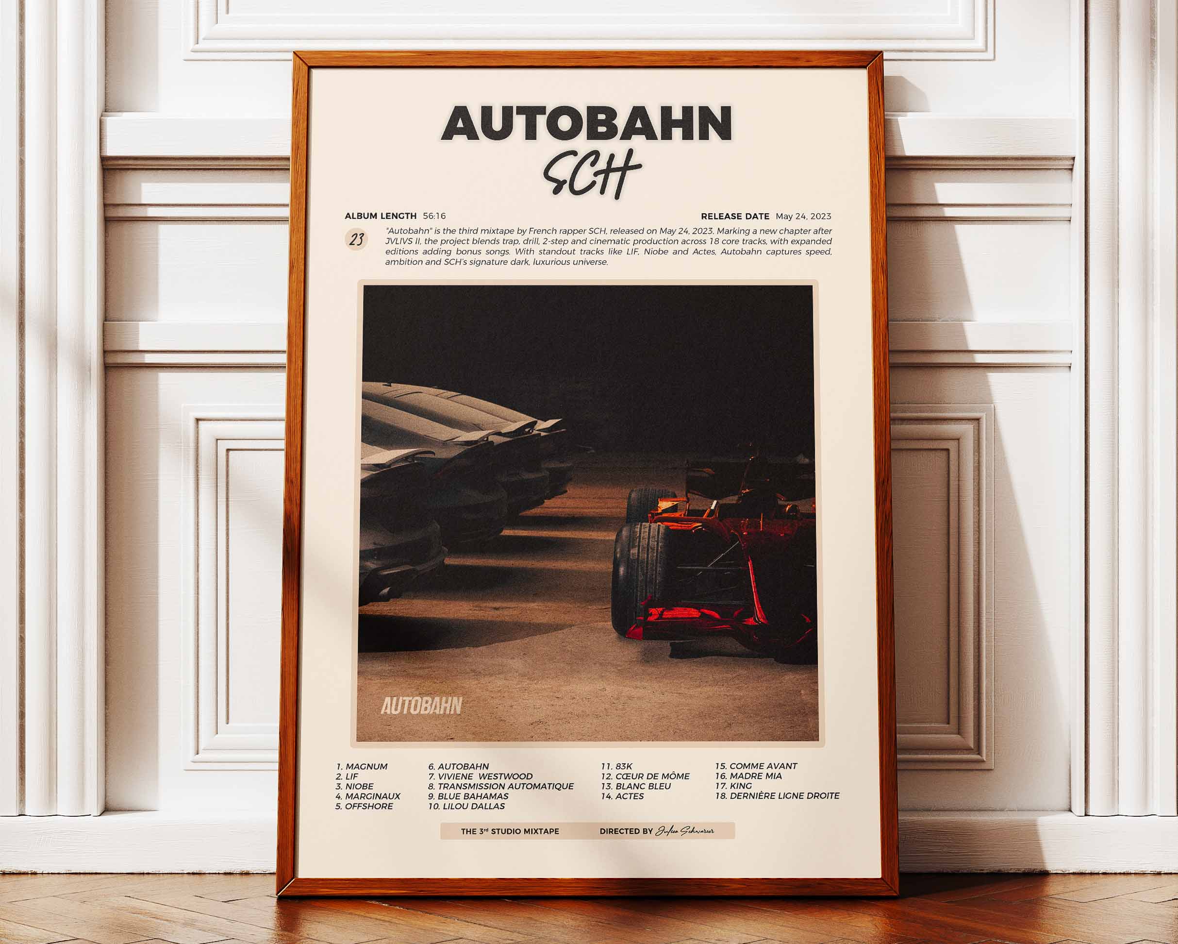 Poster minimaliste encadré de SCH Autobahn posé contre un mur bien visible, décoration rap et automobile.