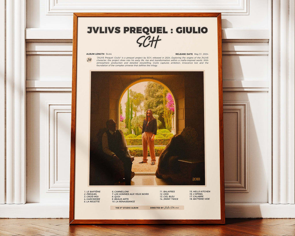 Poster minimaliste encadré de SCH JVLIVS Prequel Giulio posé contre un mur bien visible, décoration rap marseillais.