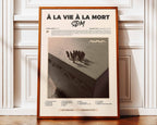 Poster minimaliste encadré de SDM À la vie à la mort posé contre un mur bien visible, décoration rap français moderne.