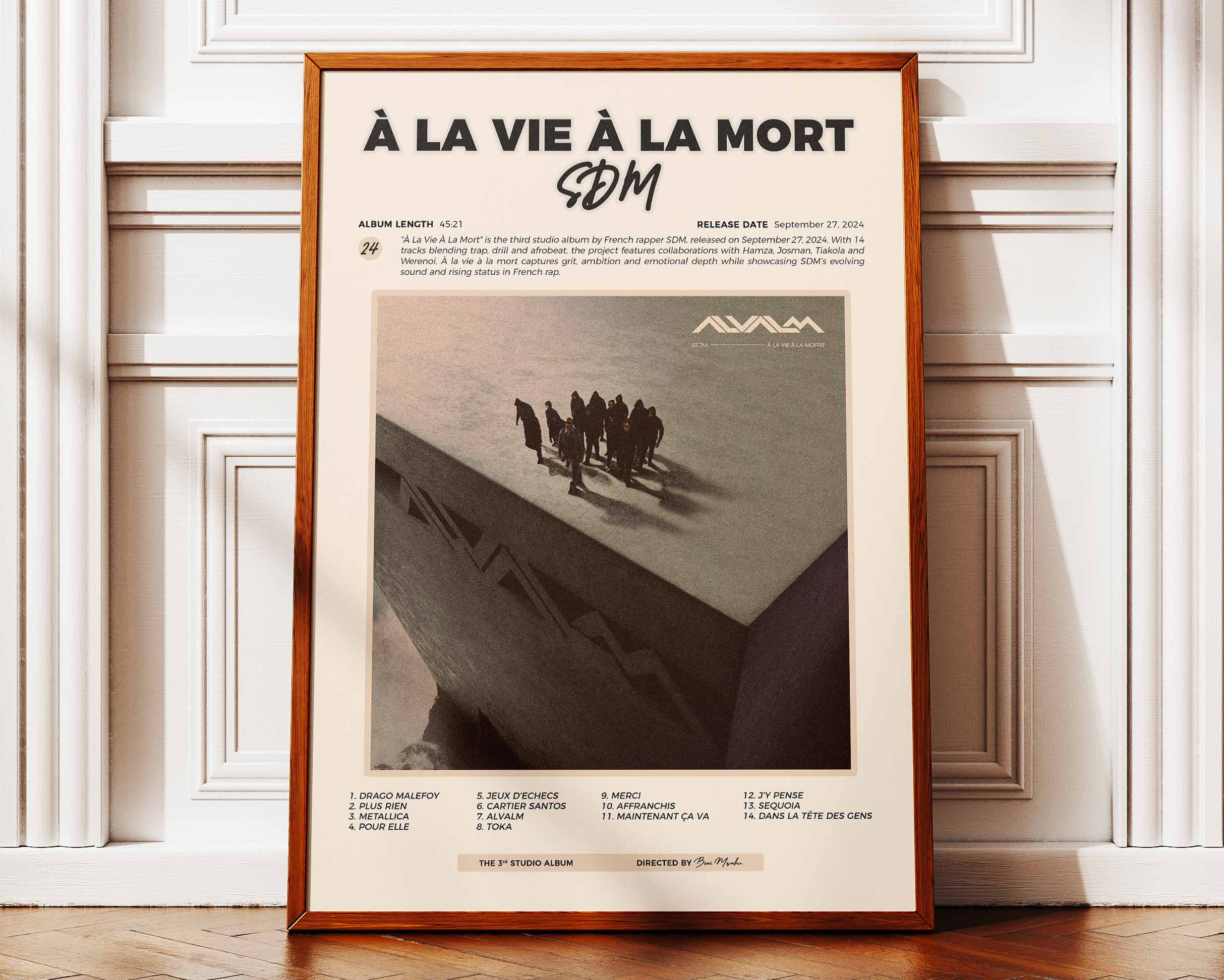 Poster minimaliste encadré de SDM À la vie à la mort posé contre un mur bien visible, décoration rap français moderne.