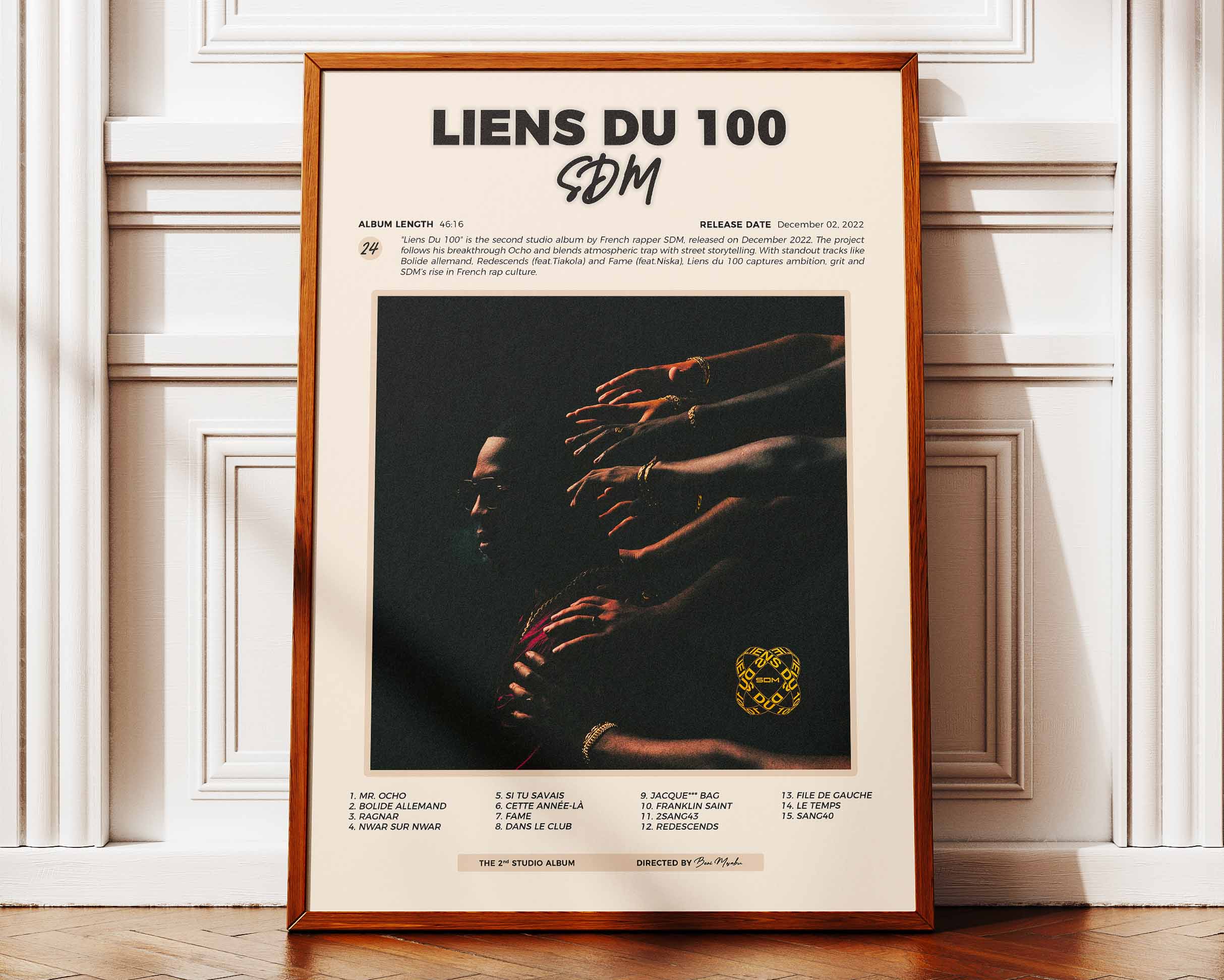 Poster minimaliste encadré de SDM Liens du 100 posé contre un mur bien visible, décoration rap 92i.