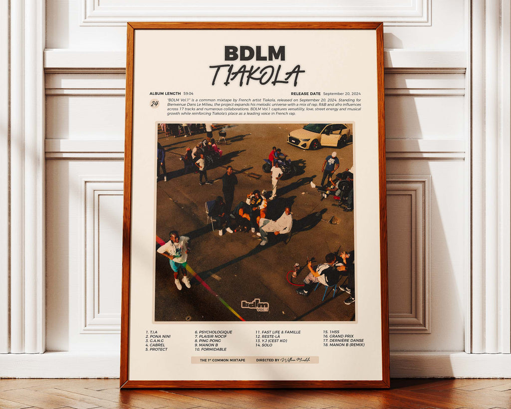 Poster minimaliste encadré de Tiakola BDLM Vol. 1 posé contre un mur bien visible, décoration rap et mélo.