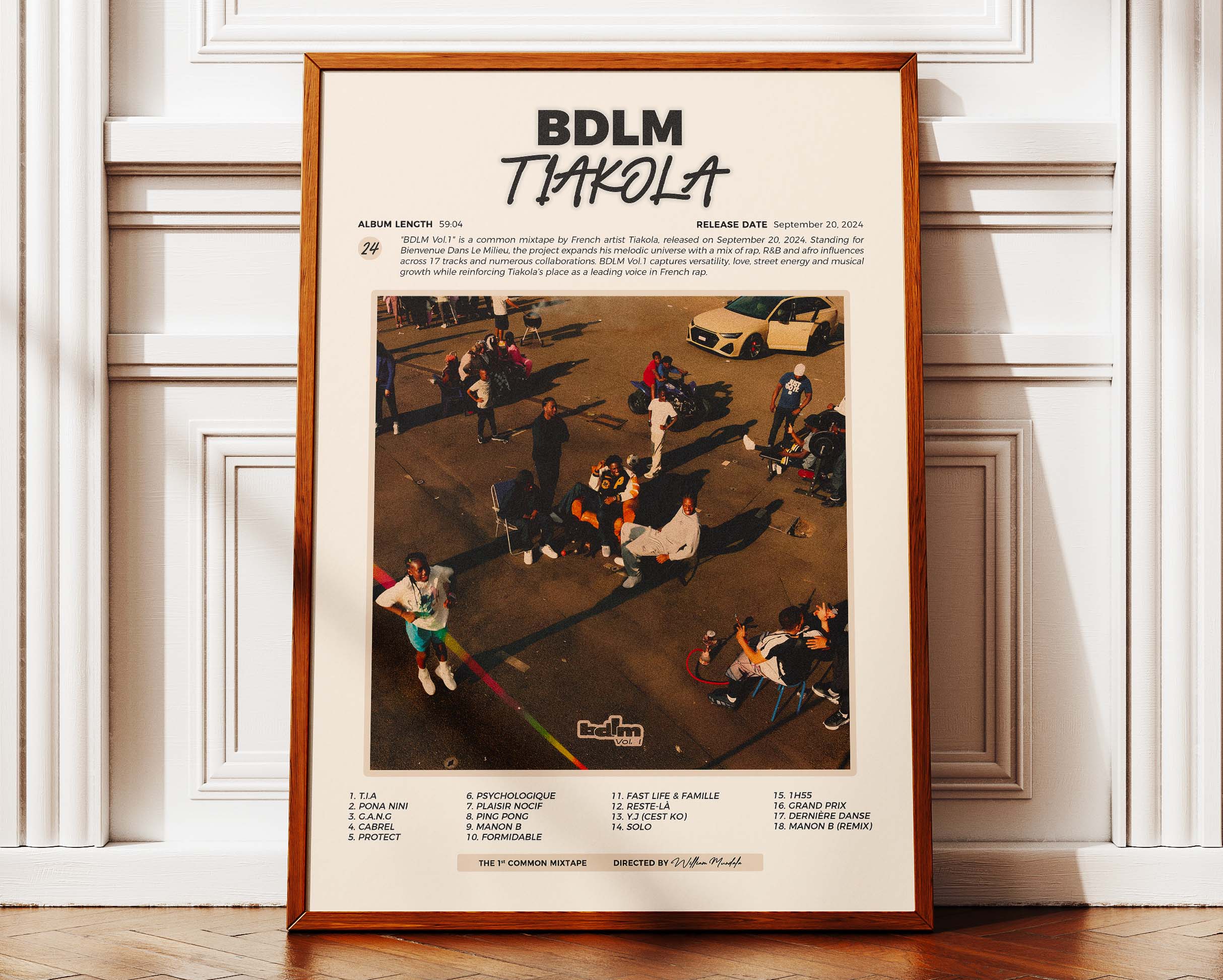 Poster minimaliste encadré de Tiakola BDLM Vol. 1 posé contre un mur bien visible, décoration rap et mélo.