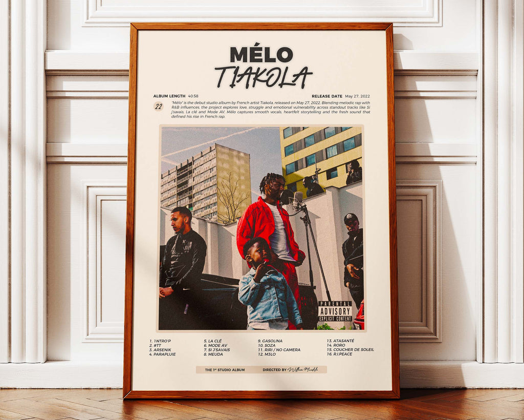 Poster minimaliste encadré de Tiakola Mélo posé contre un mur bien visible, décoration rap moderne et colorée.