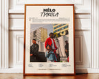 Poster minimaliste encadré de Tiakola Mélo posé contre un mur bien visible, décoration rap moderne et colorée.