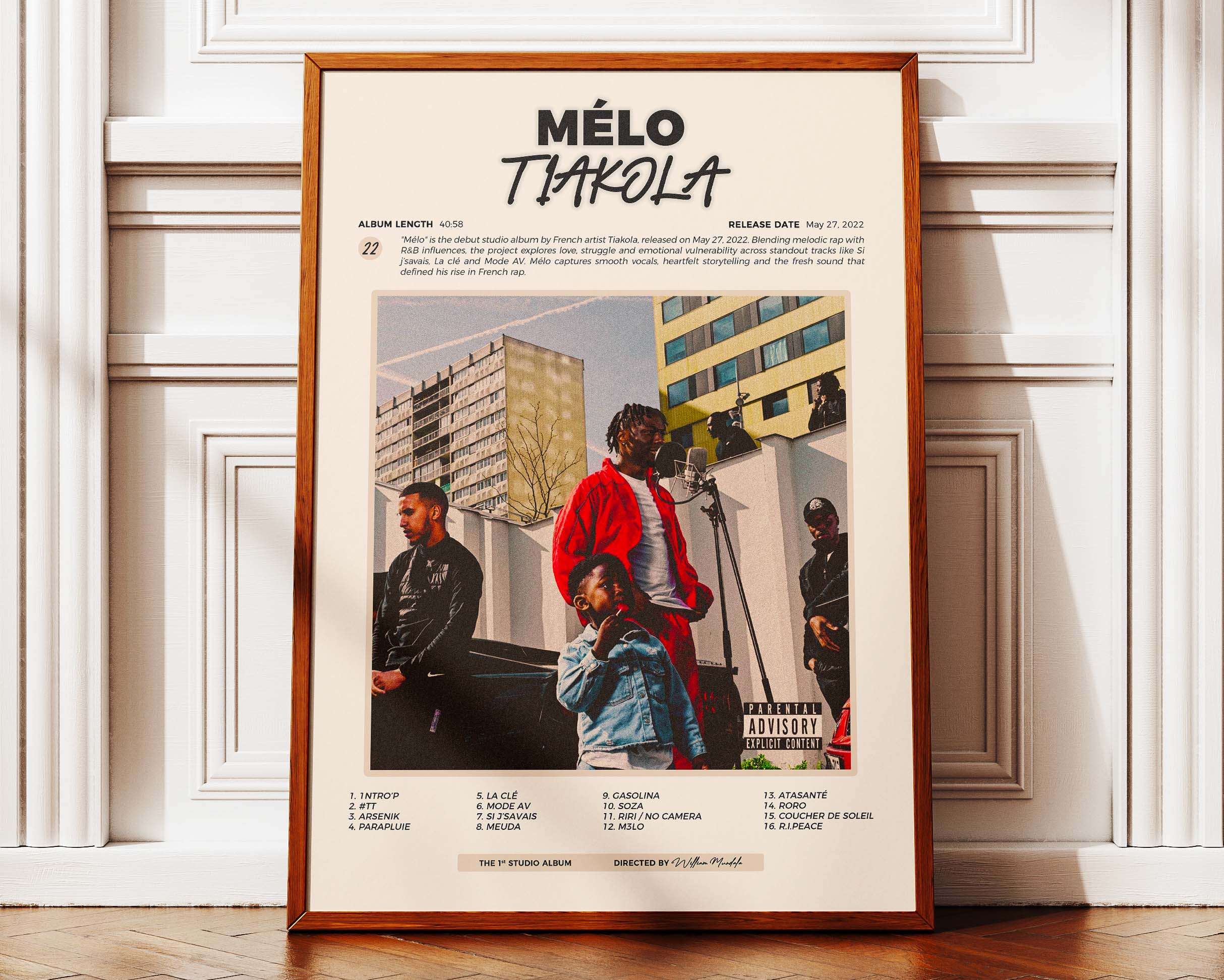 Poster minimaliste encadré de Tiakola Mélo posé contre un mur bien visible, décoration rap moderne et colorée.