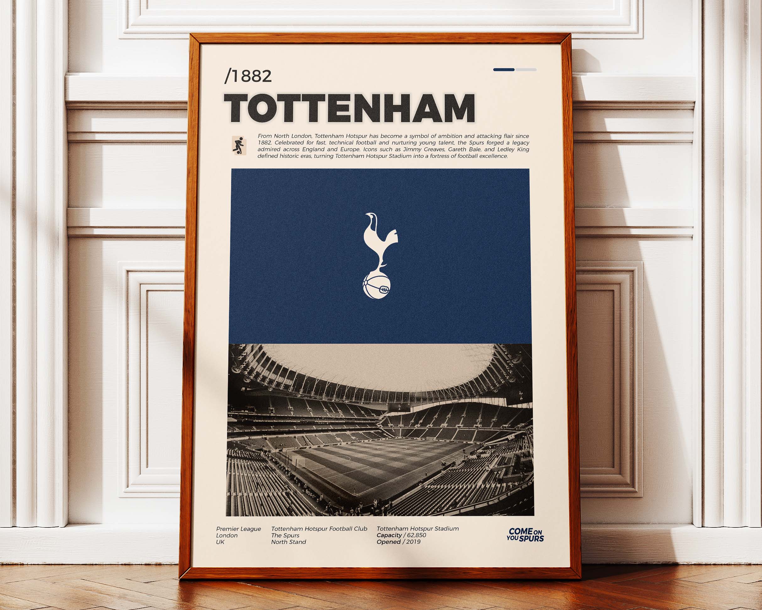 Poster minimaliste de l'affiche Tottenham posé contre un mur, esprit Tottenham Hotspur Stadium et design moderne.
