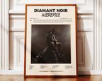 Poster minimaliste encadré de Werenoi Diamant Noir posé contre un mur bien visible, décoration rap français.