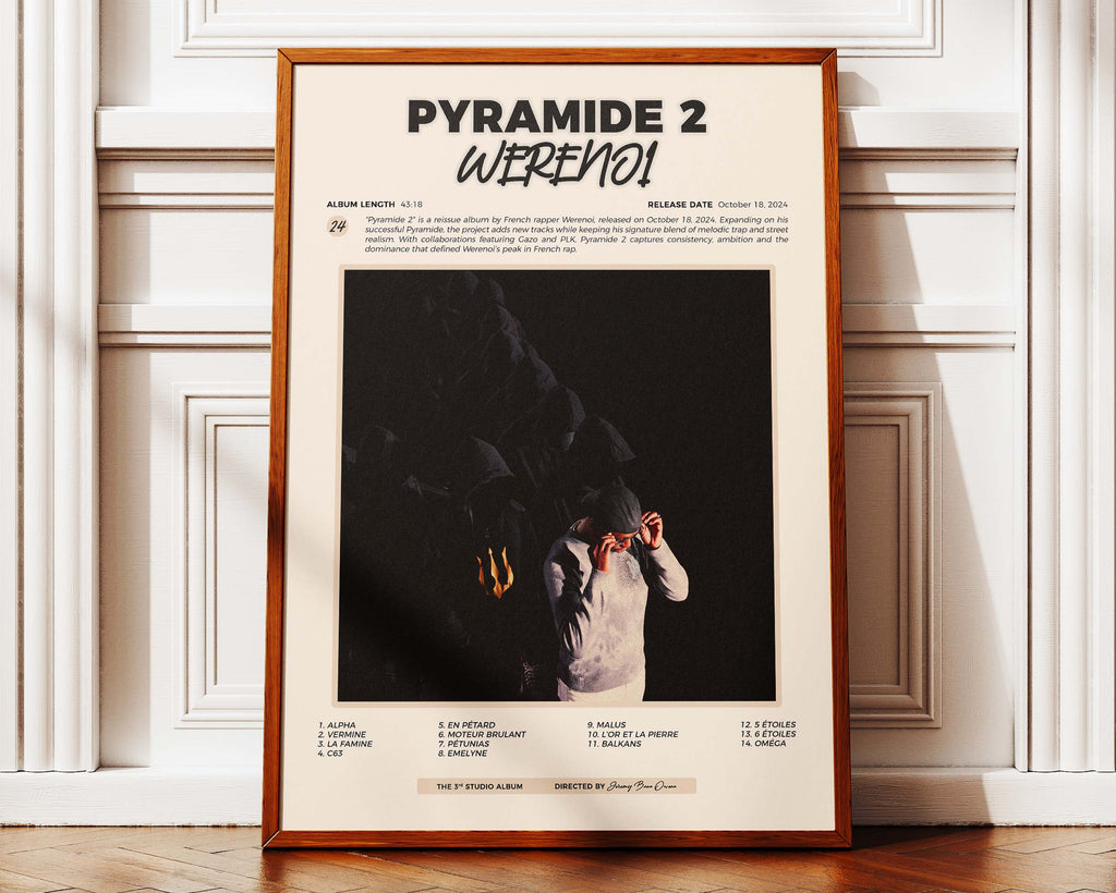 Poster minimaliste encadré de Werenoi Pyramide 2 posé contre un mur bien visible, décoration rap contemporain.