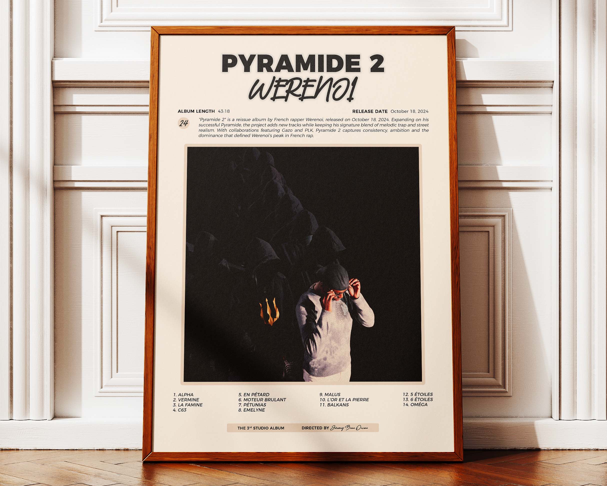 Poster minimaliste encadré de Werenoi Pyramide 2 posé contre un mur bien visible, décoration rap contemporain.