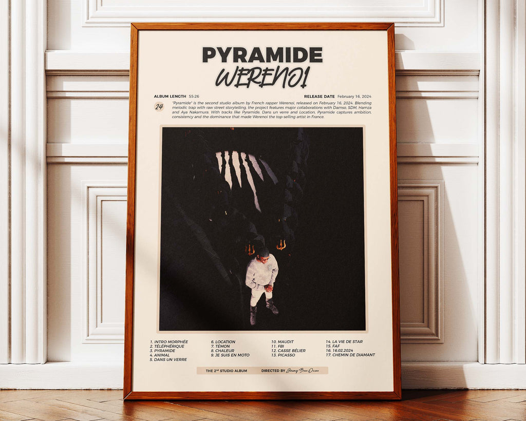 Poster minimaliste encadré de Werenoi Pyramide posé contre un mur bien visible, décoration rap moderne.