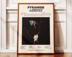 Poster minimaliste encadré de Werenoi Pyramide posé contre un mur bien visible, décoration rap moderne.