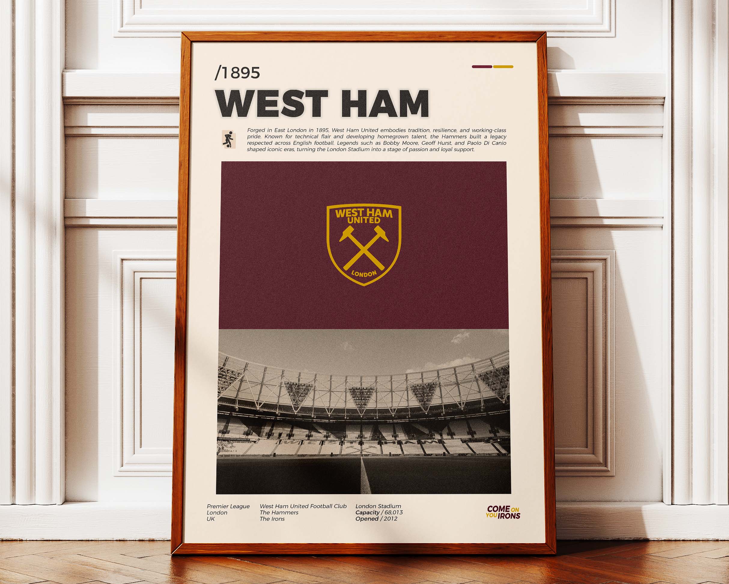 Poster minimaliste de l'affiche West Ham posé contre un mur, esprit du London Stadium et design moderne.